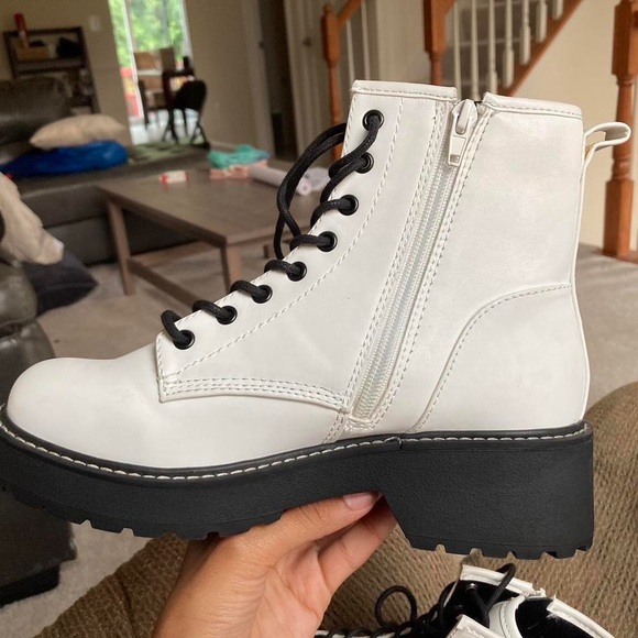 SHOES - Picture 2 of 5